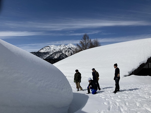 尾瀬沼の向こうに姿を現した燧ヶ岳
