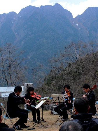 鋸岳を背景に弦楽四重奏の演奏